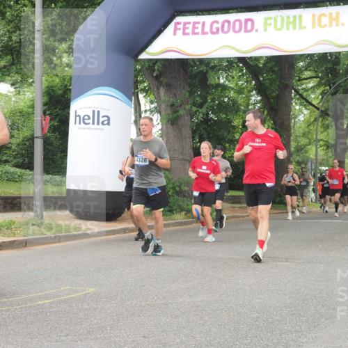 29.06.2025 - hella hamburg halbmarathon KatJ http://msf.ph/oto/8521531 29.06.2025 10:50:10 Zwischen KM18-KM19 4328, 7243 meine-sportfotos.de