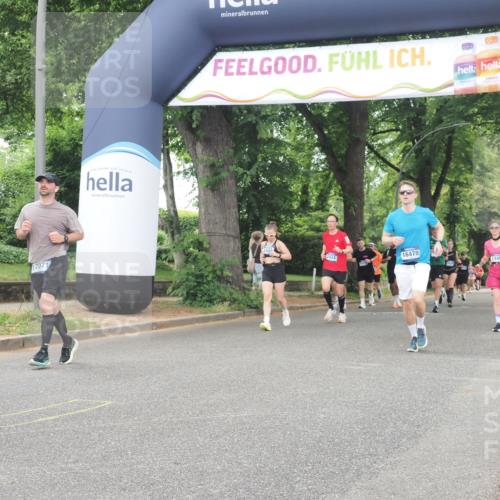 29.06.2025 - hella hamburg halbmarathon KatJ http://msf.ph/oto/8521624 29.06.2025 10:50:13 Zwischen KM18-KM19 2424, 2685, 4328 meine-sportfotos.de