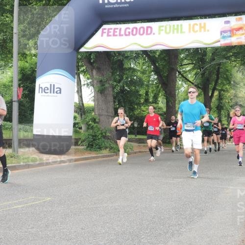 29.06.2025 - hella hamburg halbmarathon KatJ http://msf.ph/oto/8521641 29.06.2025 10:50:13 Zwischen KM18-KM19 2424, 2685, 4328 meine-sportfotos.de