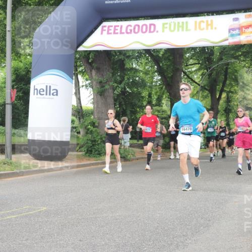 29.06.2025 - hella hamburg halbmarathon KatJ http://msf.ph/oto/8521649 29.06.2025 10:50:13 Zwischen KM18-KM19 2424, 2685, 4328 meine-sportfotos.de