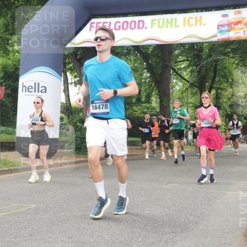 29.06.2025 - hella hamburg halbmarathon KatJ http://msf.ph/oto/8521712 29.06.2025 10:50:14 Zwischen KM18-KM19 2424, 2685, 4328 meine-sportfotos.de