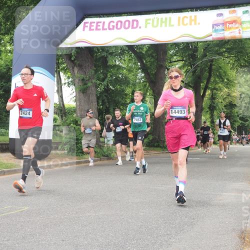 29.06.2025 - hella hamburg halbmarathon KatJ http://msf.ph/oto/8521782 29.06.2025 10:50:15 Zwischen KM18-KM19 2424, 2685, 4328, 7453 meine-sportfotos.de