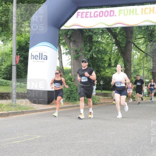 29.06.2025 - hella hamburg halbmarathon KatJ http://msf.ph/oto/8521947 29.06.2025 10:50:22 Zwischen KM18-KM19 3919, 7290, 7453, 7717 meine-sportfotos.de