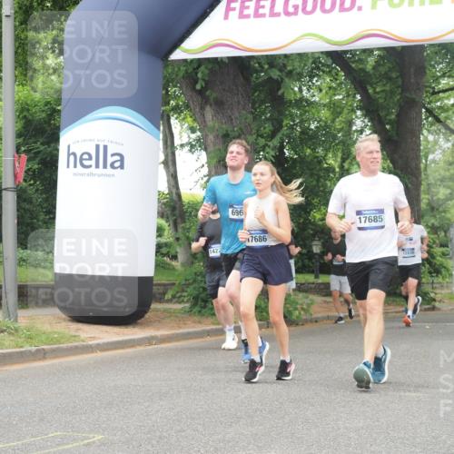 29.06.2025 - hella hamburg halbmarathon KatJ http://msf.ph/oto/8522473 29.06.2025 10:50:46 Zwischen KM18-KM19 4389, 5511, 6966 meine-sportfotos.de