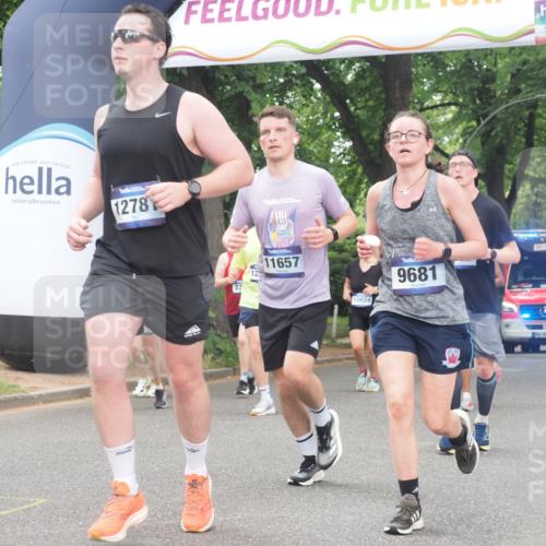 29.06.2025 - hella hamburg halbmarathon KatJ http://msf.ph/oto/8522859 29.06.2025 10:50:59 Zwischen KM18-KM19 1212, 1733, 1851, 2463, 4985, 5653, 7333 meine-sportfotos.de