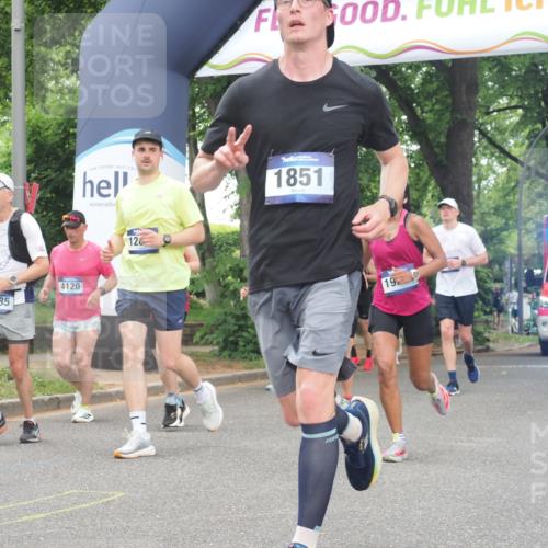 29.06.2025 - hella hamburg halbmarathon KatJ http://msf.ph/oto/8522907 29.06.2025 10:51:00 Zwischen KM18-KM19 1212, 1733, 1851, 2463, 4985, 5653, 7333 meine-sportfotos.de