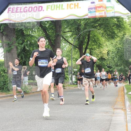29.06.2025 - hella hamburg halbmarathon KatJ http://msf.ph/oto/8523047 29.06.2025 10:51:10 Zwischen KM18-KM19 2698, 3572, 5354, 5365, 8578 meine-sportfotos.de