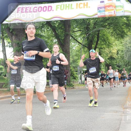 29.06.2025 - hella hamburg halbmarathon KatJ http://msf.ph/oto/8523068 29.06.2025 10:51:10 Zwischen KM18-KM19 2698, 3572, 5354, 5365, 8578 meine-sportfotos.de