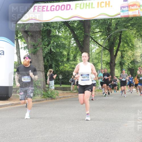 29.06.2025 - hella hamburg halbmarathon KatJ http://msf.ph/oto/8523171 29.06.2025 10:51:14 Zwischen KM18-KM19 5354, 5365, 8578 meine-sportfotos.de