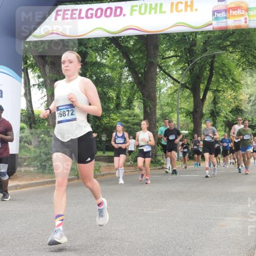 29.06.2025 - hella hamburg halbmarathon KatJ http://msf.ph/oto/8523193 29.06.2025 10:51:15 Zwischen KM18-KM19 5354, 5365, 8578 meine-sportfotos.de