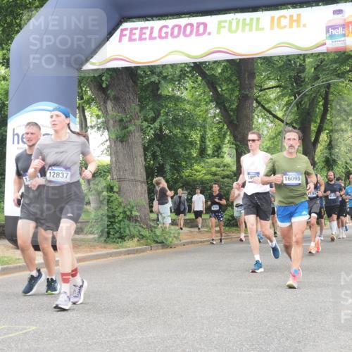 29.06.2025 - hella hamburg halbmarathon KatJ http://msf.ph/oto/8523239 29.06.2025 10:51:20 Zwischen KM18-KM19  meine-sportfotos.de