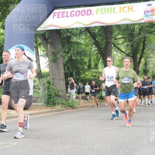 29.06.2025 - hella hamburg halbmarathon KatJ http://msf.ph/oto/8523243 29.06.2025 10:51:20 Zwischen KM18-KM19  meine-sportfotos.de