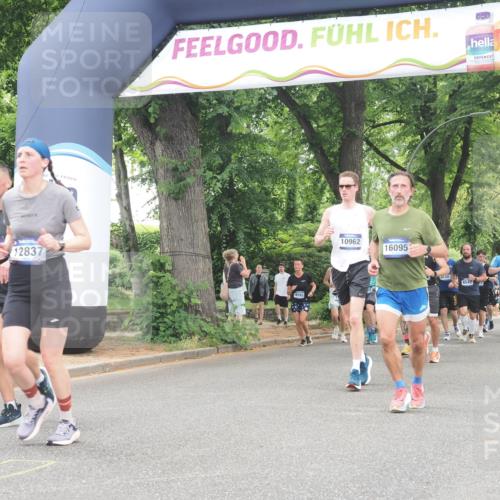 29.06.2025 - hella hamburg halbmarathon KatJ http://msf.ph/oto/8523253 29.06.2025 10:51:20 Zwischen KM18-KM19  meine-sportfotos.de
