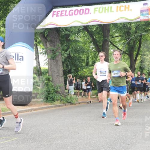 29.06.2025 - hella hamburg halbmarathon KatJ http://msf.ph/oto/8523261 29.06.2025 10:51:20 Zwischen KM18-KM19  meine-sportfotos.de