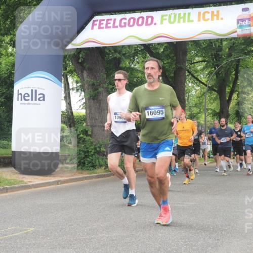 29.06.2025 - hella hamburg halbmarathon KatJ http://msf.ph/oto/8523277 29.06.2025 10:51:21 Zwischen KM18-KM19 1194, 8561 meine-sportfotos.de