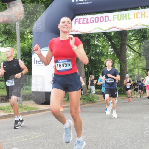 29.06.2025 - hella hamburg halbmarathon KatJ http://msf.ph/oto/8523833 29.06.2025 10:51:39 Zwischen KM18-KM19 1863, 3039, 3182, 3248, 6100, 6174 meine-sportfotos.de