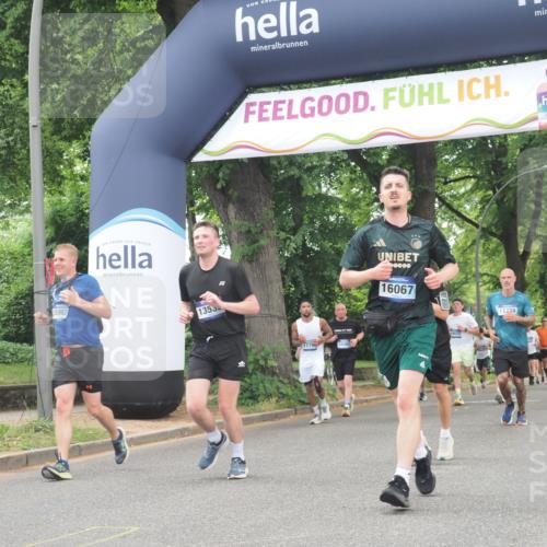 29.06.2025 - hella hamburg halbmarathon KatJ http://msf.ph/oto/8524121 29.06.2025 10:51:46 Zwischen KM18-KM19 1842, 6174, 6714 meine-sportfotos.de