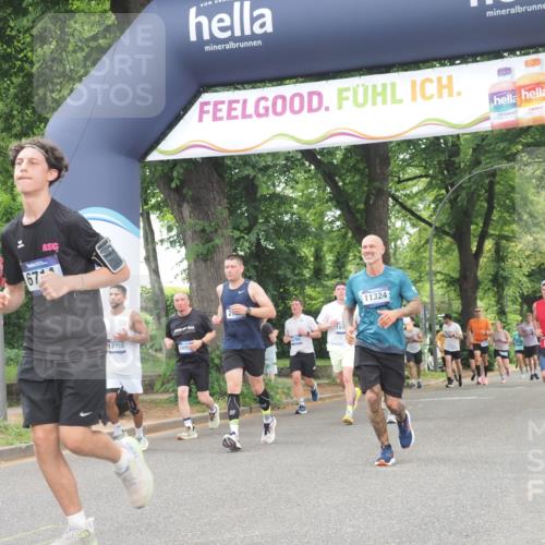 29.06.2025 - hella hamburg halbmarathon KatJ http://msf.ph/oto/8524179 29.06.2025 10:51:48 Zwischen KM18-KM19 1842, 2936, 6714 meine-sportfotos.de