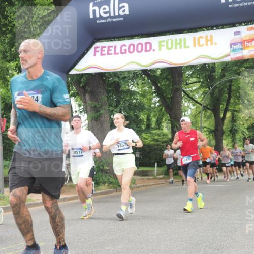 29.06.2025 - hella hamburg halbmarathon KatJ http://msf.ph/oto/8524249 29.06.2025 10:51:50 Zwischen KM18-KM19 2936, 6714 meine-sportfotos.de
