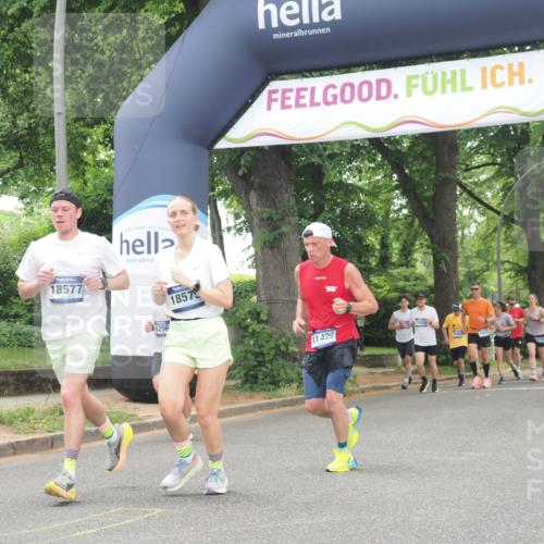 29.06.2025 - hella hamburg halbmarathon KatJ http://msf.ph/oto/8524280 29.06.2025 10:51:51 Zwischen KM18-KM19 2936, 6714 meine-sportfotos.de