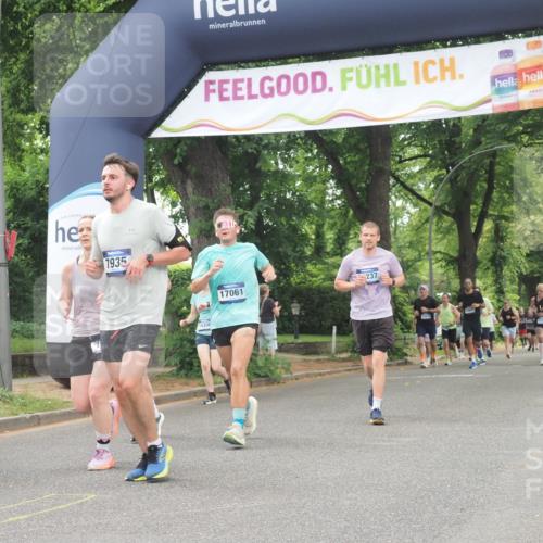 29.06.2025 - hella hamburg halbmarathon KatJ http://msf.ph/oto/8524364 29.06.2025 10:51:57 Zwischen KM18-KM19 1526, 4146, 5742, 0000, 6462, 7935 meine-sportfotos.de