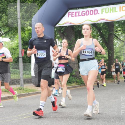 29.06.2025 - hella hamburg halbmarathon KatJ http://msf.ph/oto/8524563 29.06.2025 10:52:07 Zwischen KM18-KM19 1885, 4613, 7271, 7474 meine-sportfotos.de