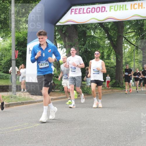 29.06.2025 - hella hamburg halbmarathon KatJ http://msf.ph/oto/8525155 29.06.2025 10:52:36 Zwischen KM18-KM19 6590, 7826, 8405 meine-sportfotos.de