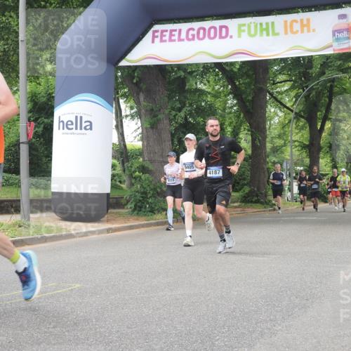 29.06.2025 - hella hamburg halbmarathon KatJ http://msf.ph/oto/8526113 29.06.2025 10:53:30 Zwischen KM18-KM19 2142, 3071, 4187 meine-sportfotos.de