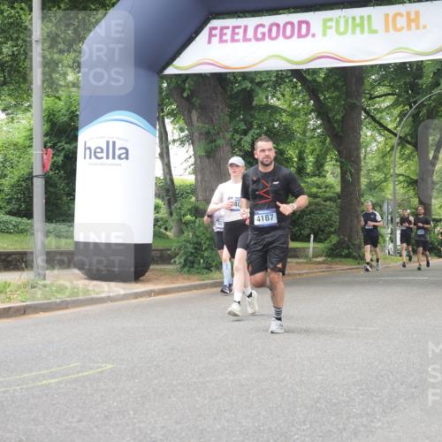 29.06.2025 - hella hamburg halbmarathon KatJ http://msf.ph/oto/8526121 29.06.2025 10:53:30 Zwischen KM18-KM19 2142, 3071, 4187 meine-sportfotos.de