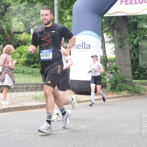 29.06.2025 - hella hamburg halbmarathon KatJ http://msf.ph/oto/8526154 29.06.2025 10:53:31 Zwischen KM18-KM19 3071, 4187 meine-sportfotos.de