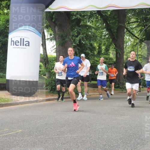 29.06.2025 - hella hamburg halbmarathon KatJ http://msf.ph/oto/8526994 29.06.2025 10:54:12 Zwischen KM18-KM19 2628, 5605, 8398 meine-sportfotos.de
