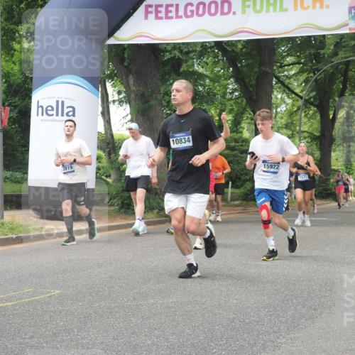 29.06.2025 - hella hamburg halbmarathon KatJ http://msf.ph/oto/8527041 29.06.2025 10:54:14 Zwischen KM18-KM19 2628, 4293, 5605, 8398 meine-sportfotos.de