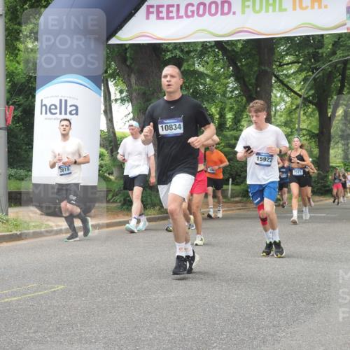 29.06.2025 - hella hamburg halbmarathon KatJ http://msf.ph/oto/8527044 29.06.2025 10:54:14 Zwischen KM18-KM19 2628, 4293, 5605, 8398 meine-sportfotos.de