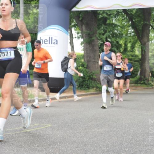 29.06.2025 - hella hamburg halbmarathon KatJ http://msf.ph/oto/8527095 29.06.2025 10:54:18 Zwischen KM18-KM19 2819, 3488, 4220, 4293, 7571, 8398 meine-sportfotos.de