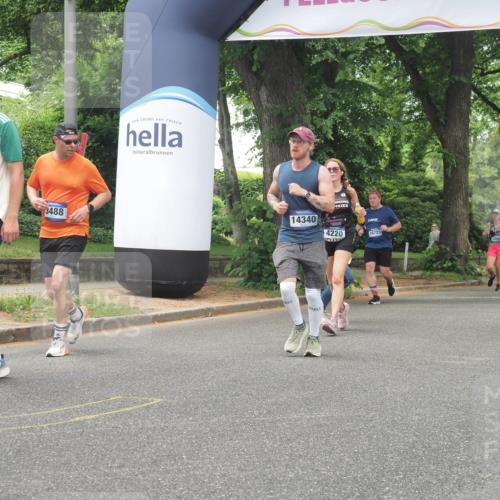29.06.2025 - hella hamburg halbmarathon KatJ http://msf.ph/oto/8527103 29.06.2025 10:54:19 Zwischen KM18-KM19 2819, 3488, 4220, 4293, 7571 meine-sportfotos.de
