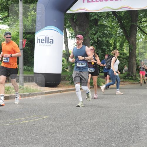 29.06.2025 - hella hamburg halbmarathon KatJ http://msf.ph/oto/8527113 29.06.2025 10:54:19 Zwischen KM18-KM19 2819, 3488, 4220, 4293, 7571 meine-sportfotos.de