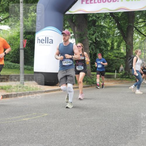 29.06.2025 - hella hamburg halbmarathon KatJ http://msf.ph/oto/8527126 29.06.2025 10:54:19 Zwischen KM18-KM19 2819, 3488, 4220, 4293, 7571 meine-sportfotos.de