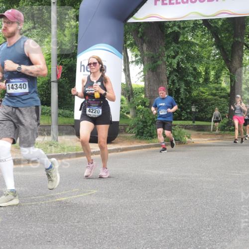 29.06.2025 - hella hamburg halbmarathon KatJ http://msf.ph/oto/8527138 29.06.2025 10:54:20 Zwischen KM18-KM19 2819, 3488, 4220, 4293, 7571 meine-sportfotos.de