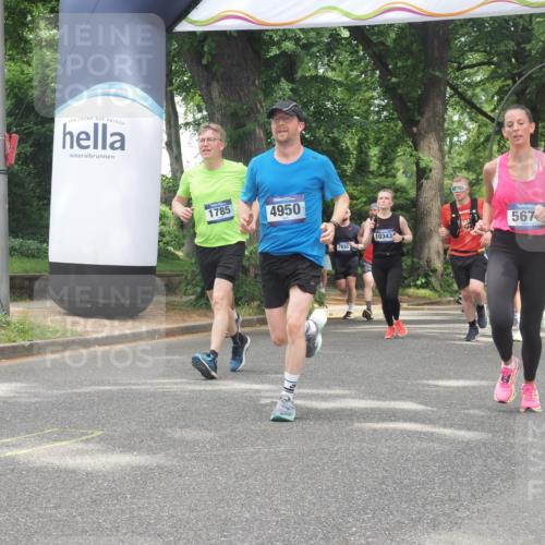 29.06.2025 - hella hamburg halbmarathon KatJ http://msf.ph/oto/8527787 29.06.2025 10:55:03 Zwischen KM18-KM19 1785, 2594, 2852, 4950, 5670, 6014, 7741, 8217 meine-sportfotos.de