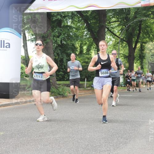 29.06.2025 - hella hamburg halbmarathon KatJ http://msf.ph/oto/8528118 29.06.2025 10:55:22 Zwischen KM18-KM19 2712, 4032, 6822 meine-sportfotos.de