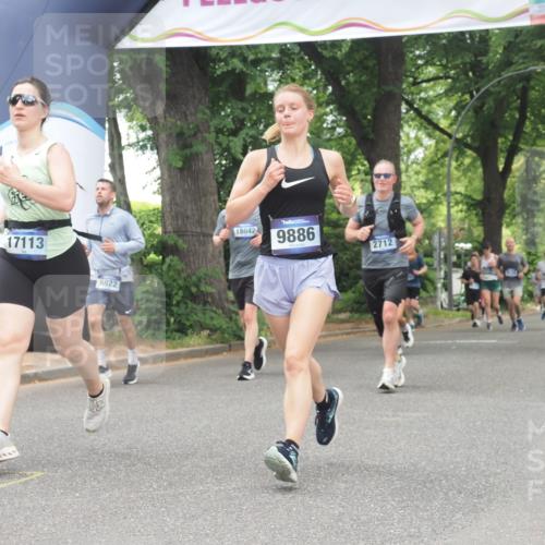 29.06.2025 - hella hamburg halbmarathon KatJ http://msf.ph/oto/8528130 29.06.2025 10:55:22 Zwischen KM18-KM19 2712, 4032, 6822 meine-sportfotos.de
