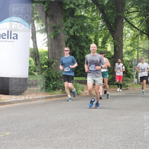29.06.2025 - hella hamburg halbmarathon KatJ http://msf.ph/oto/8528180 29.06.2025 10:55:27 Zwischen KM18-KM19 2712, 6822, 8147 meine-sportfotos.de