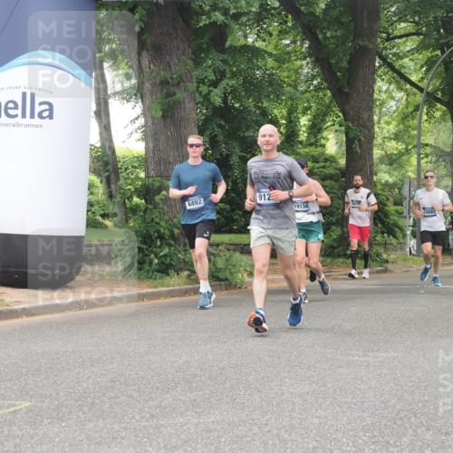29.06.2025 - hella hamburg halbmarathon KatJ http://msf.ph/oto/8528186 29.06.2025 10:55:27 Zwischen KM18-KM19 2712, 6822, 8147 meine-sportfotos.de