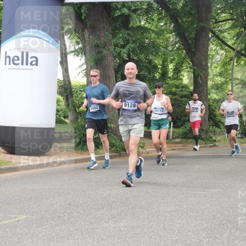 29.06.2025 - hella hamburg halbmarathon KatJ http://msf.ph/oto/8528198 29.06.2025 10:55:27 Zwischen KM18-KM19 2712, 6822, 8147 meine-sportfotos.de