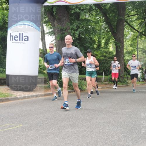 29.06.2025 - hella hamburg halbmarathon KatJ http://msf.ph/oto/8528205 29.06.2025 10:55:28 Zwischen KM18-KM19 2712, 6822, 8147 meine-sportfotos.de