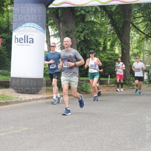 29.06.2025 - hella hamburg halbmarathon KatJ http://msf.ph/oto/8528209 29.06.2025 10:55:28 Zwischen KM18-KM19 2712, 6822, 8147 meine-sportfotos.de