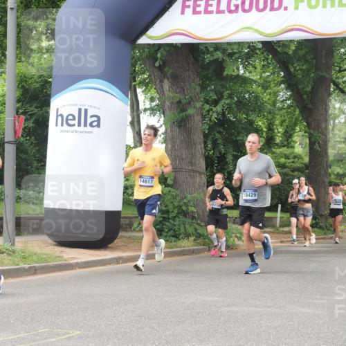 29.06.2025 - hella hamburg halbmarathon KatJ http://msf.ph/oto/8529284 29.06.2025 10:56:31 Zwischen KM18-KM19 1032, 4204, 5242 meine-sportfotos.de