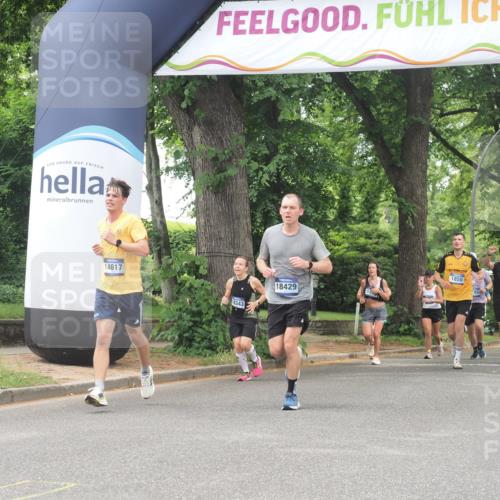29.06.2025 - hella hamburg halbmarathon KatJ http://msf.ph/oto/8529291 29.06.2025 10:56:32 Zwischen KM18-KM19 1032, 4204, 5242 meine-sportfotos.de