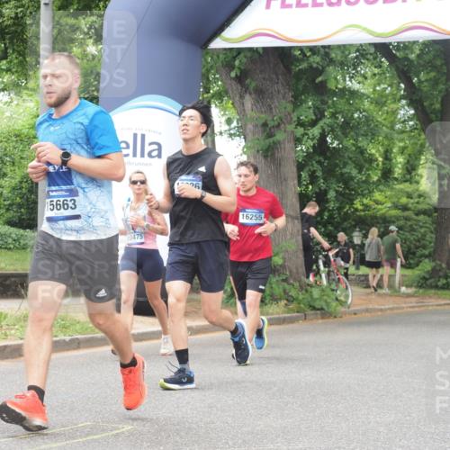 29.06.2025 - hella hamburg halbmarathon KatJ http://msf.ph/oto/8529620 29.06.2025 10:56:53 Zwischen KM18-KM19 1347, 4904 meine-sportfotos.de