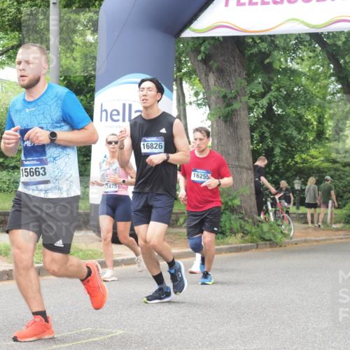 29.06.2025 - hella hamburg halbmarathon KatJ http://msf.ph/oto/8529624 29.06.2025 10:56:53 Zwischen KM18-KM19 1347, 4904 meine-sportfotos.de